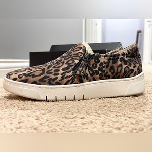 Super cute shoes with a zipper on the outter side of the shoe. Size 8.5